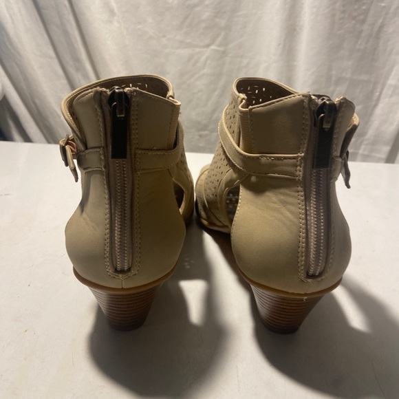 Easy street tan cutout ankle booties 2” block heels size 10 NWT - Picture 3 of 6